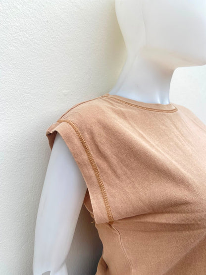 Crop-top beige/caqui liso, sin mangas.