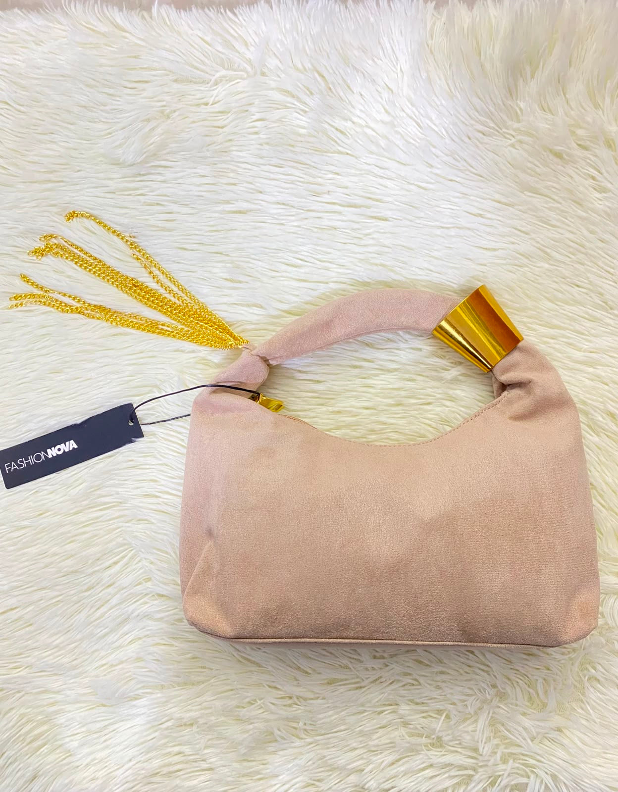 Cartera, color beige ( crema ) con brazalete dorado  y cadenas colgantes.