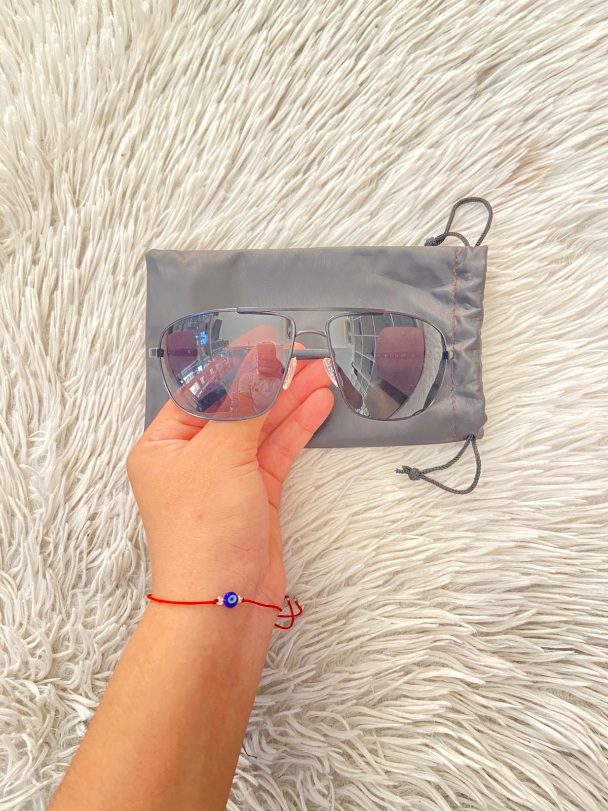 Lentes negros GUESS Original en color negro con micas oscuras nombre de la marca atras.