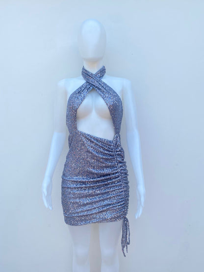 Vestido mini Fashion Nova plateado, tela stretch que se adapta a ti y lazo ajustable.