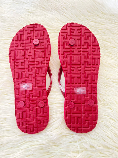 Sandalias TOMMY HILFIGER original, rojo vino con letras HILFIGER en blanco y placa dorada en frente.