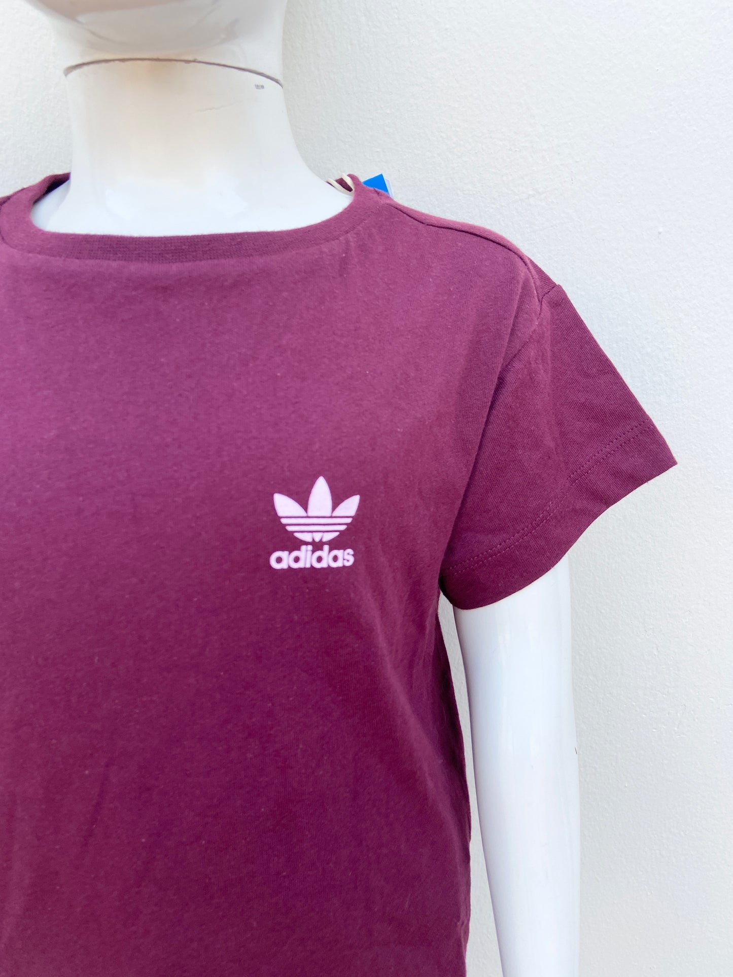 T-shirt Adidas original rojo vino con logotipo de la marca en blanco.