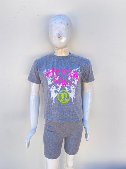 Conjunto, gris claro con mariposa en color blanco en frente .