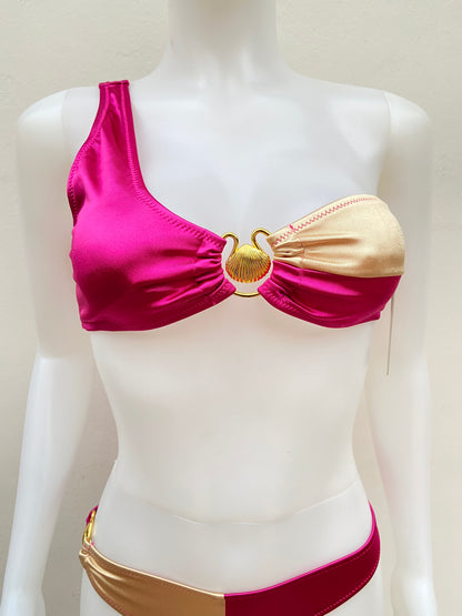 Biquini, de dos piezas rosado fucsia con dorado y detalles dorado en frente y de lado .