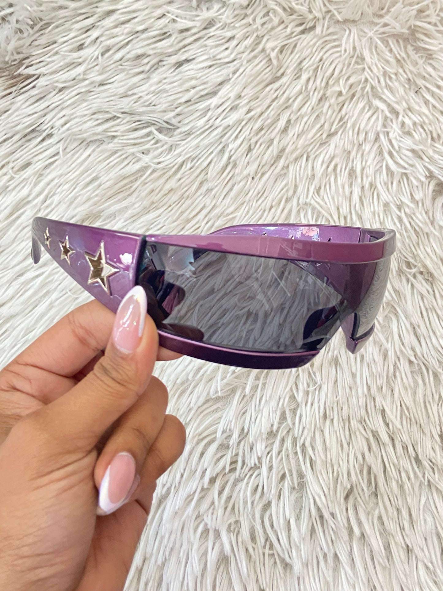 Lentes Fashion Nova original morado con micas negras y estrellas en los lados.