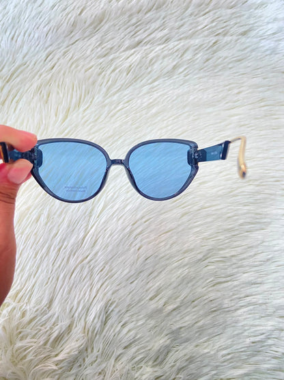 Lentes, negros con micas azules y patillas doradas, estilo cat eye con protección 100% UV