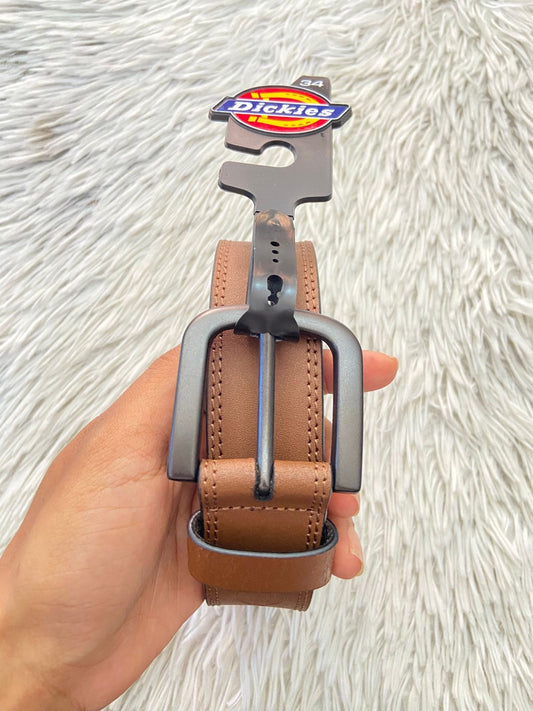 Correa DICKIES original, marrón con hebilla en color negro y costura en hilo marro.