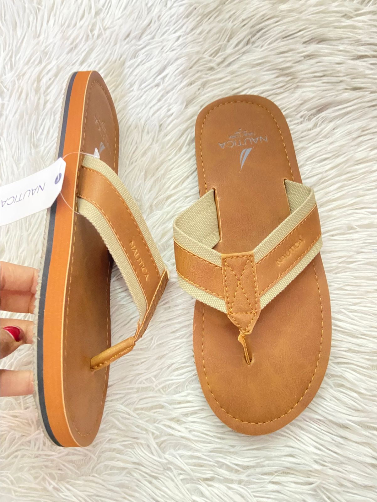 Sandalias Nautica Original en color marron con detalle beige ( crema) al frente y letra nautica al frente y en el interior.