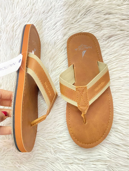 Sandalias Nautica Original en color marron con detalle beige ( crema) al frente y letra nautica al frente y en el interior.