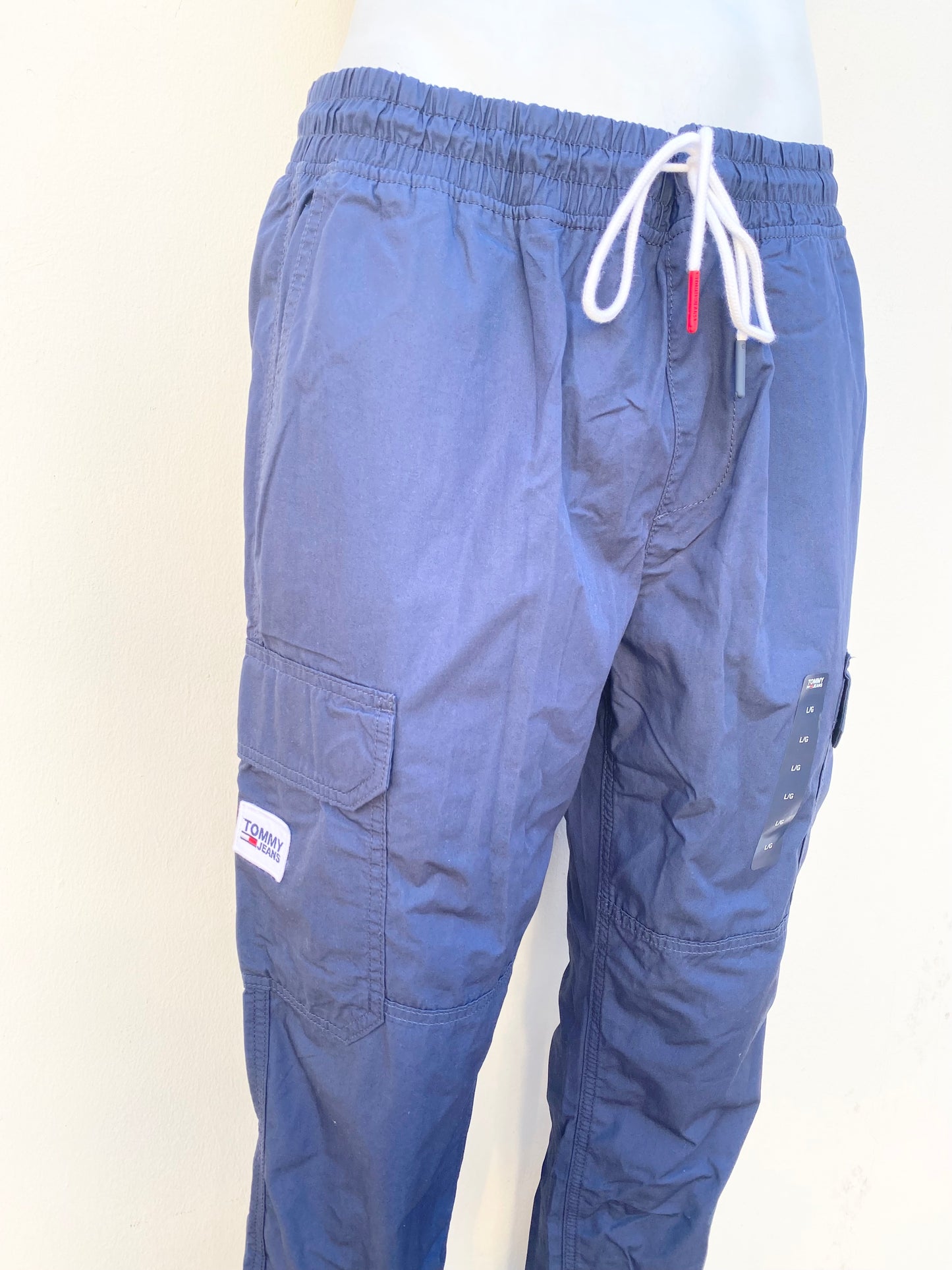 Jogger pantalón Tommy Hilfiger original azul con lazos blanco.