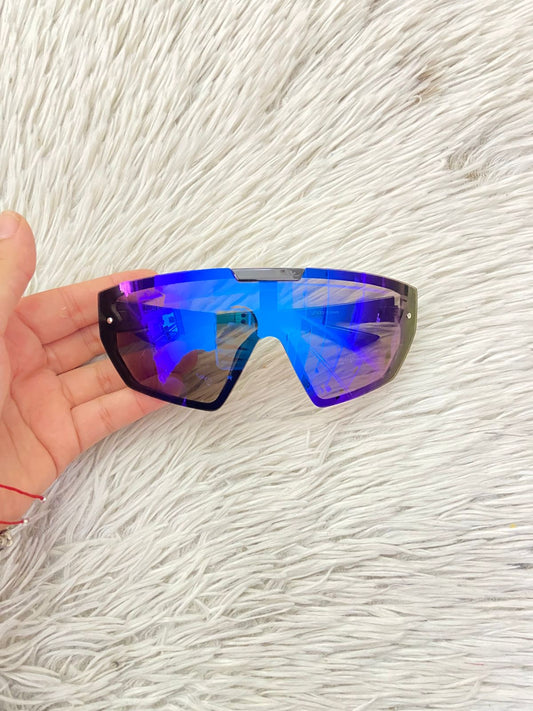 Lentes diseñados con protección UV 100-400 para proteger tu visión. Negro con micas azules y moradas Grande