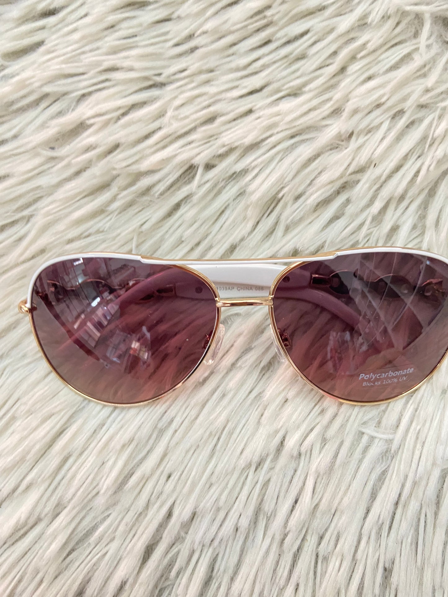 Lentes, con micas marrones y montura en color blanco.