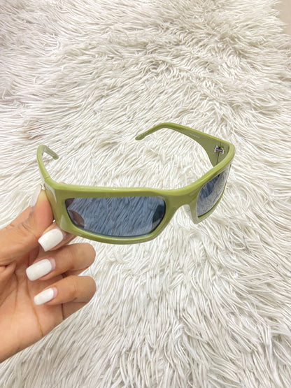 Lentes diseñados con protección UV 100-400 para proteger tu visión. Verde con micas negras.