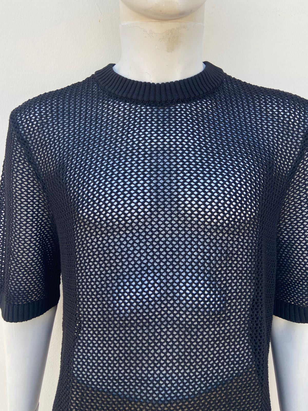 T-shirt/Sueter de maya/ hoyitos transparente en color negro, manga corta.