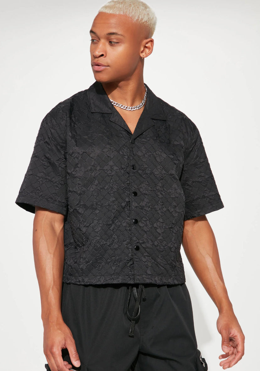 Camisa/ Chaqueta Fashion Nova original negra con estampado de diamantes y textura de nailon ( nylon ).