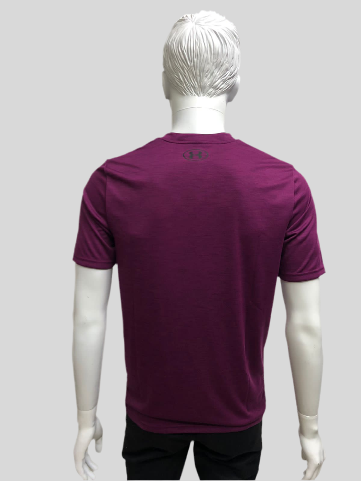 T-shirt  Under Armour morado cuello “V” con logotipo Under Armour negro)