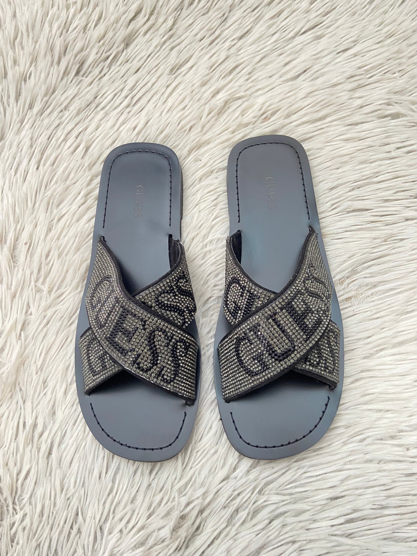 Sandalias GUESS original negra con brillos en la parte delantera y letras GUESS.