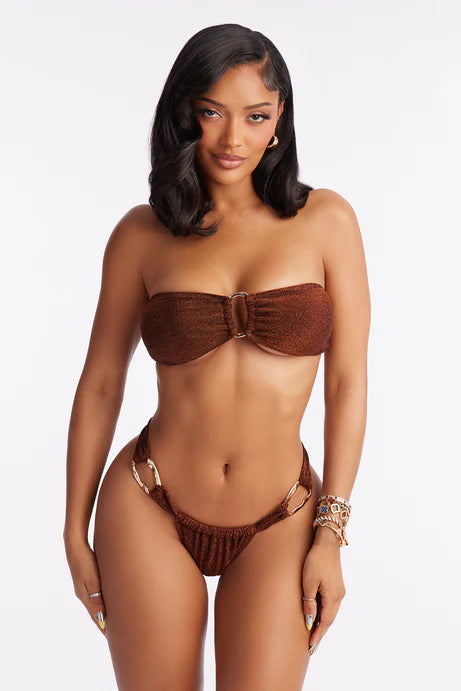 Biquini, marron (bronce ) con brillos y detalles de Cadena en los lados, strapless.
