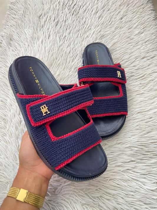 Sandalias TOMMY HILFIGER original, azul marino con rayas en color rojo y tela crochet, más placa TH en dorado.