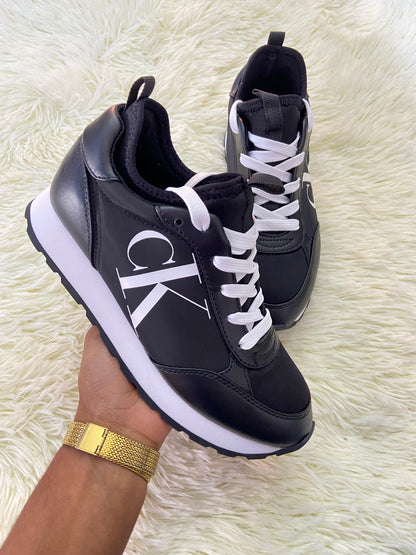 Tenis CLAVIN KLEIN original, negro con suela en color blanco y letras CK en  los lados.