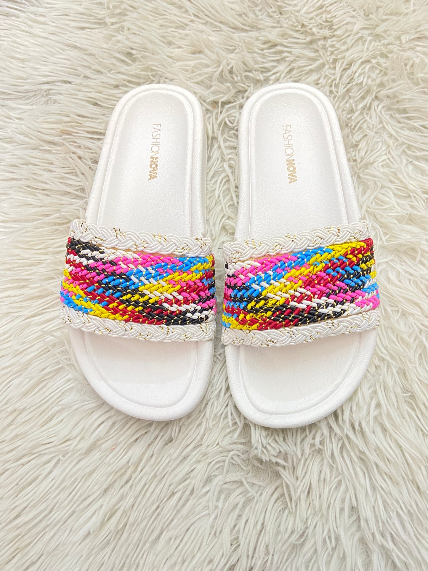 Sandalias, blancas con bordado multicolor y detalles dorados.