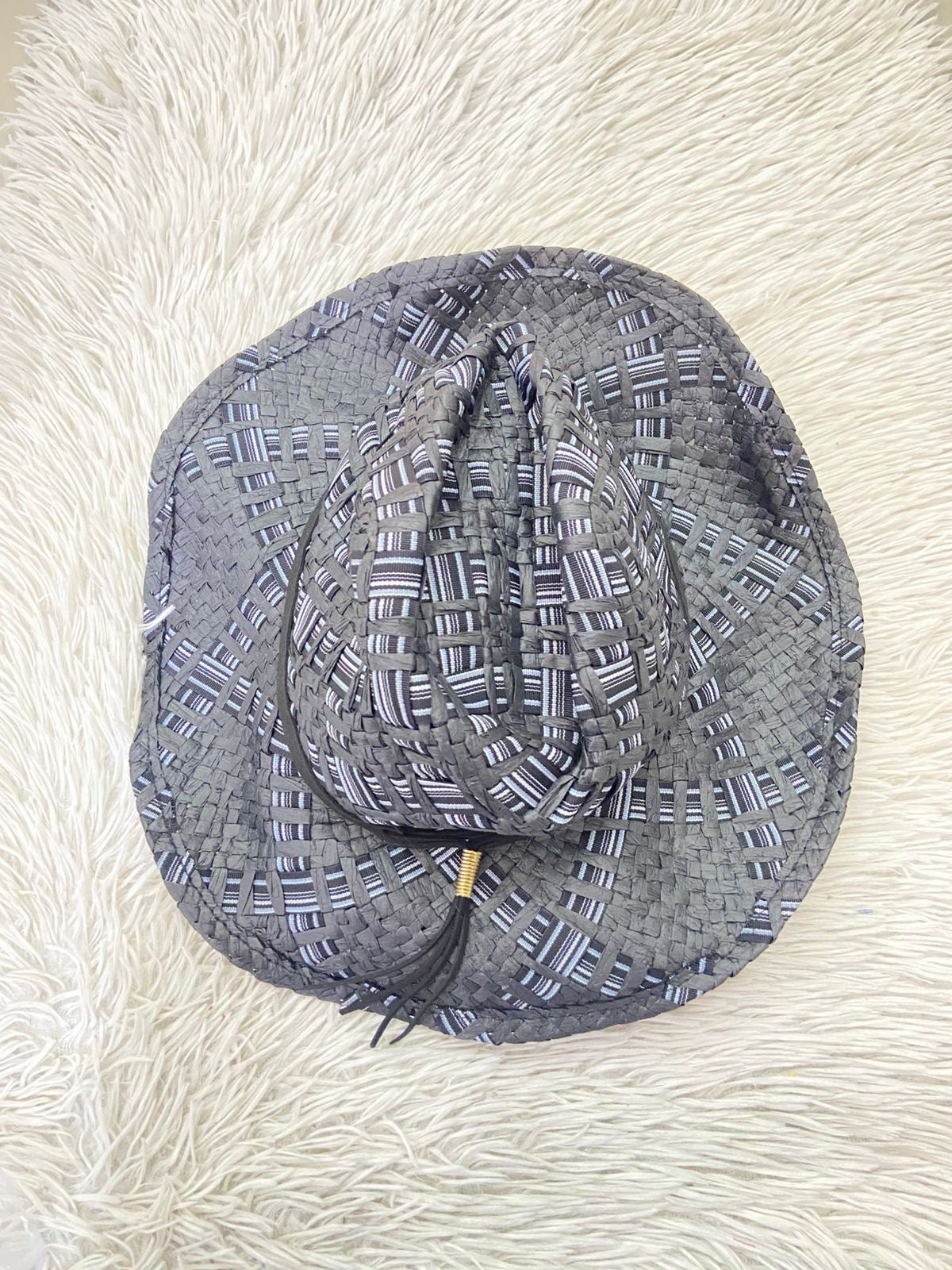 Gorro en color negro tejido con tejido de hilo y tela cruzada en color negra y tonos azules y lazo caido al frente