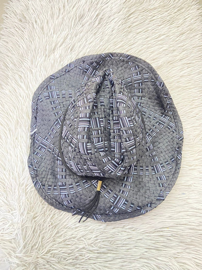 Gorro ajustable a varias firmas en color negro tejido con tejido de hilo y tela cruzada en color negra y tonos azules y lazo caido al frente