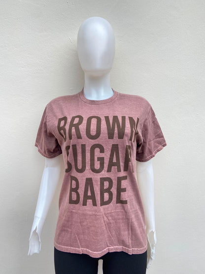 T-shirt marron con letras al frente Brown sugar babe.