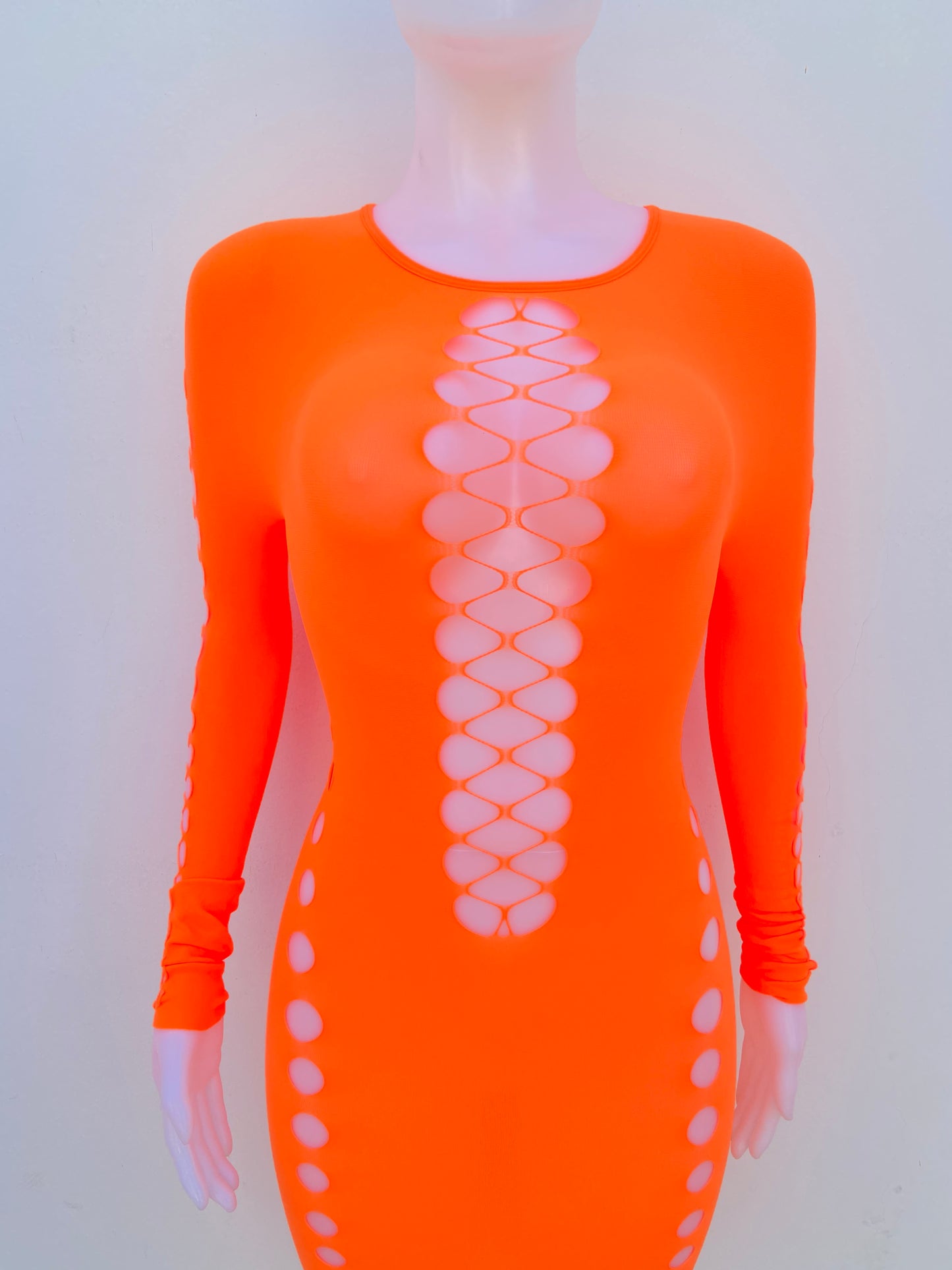 Vestido Fashion Nova original naranja Neón con hoyos en los lados y en frente.