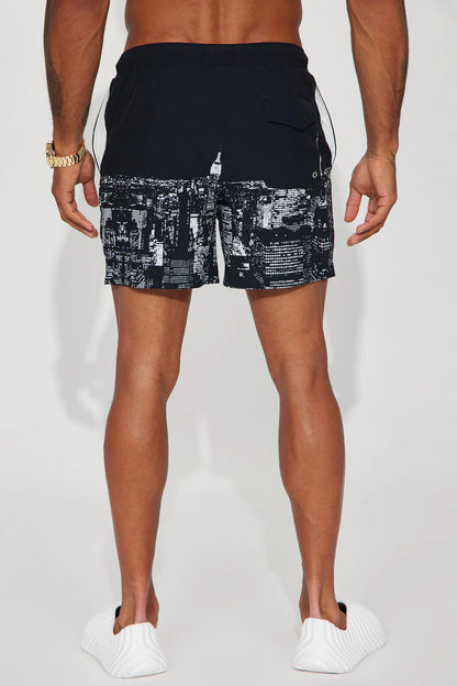 Bañador/Baggy, negro con estampado de la ciudad de Nueva York en blanco, interior en malla transpirable con bolsillos laterales y bolsillos traseros.