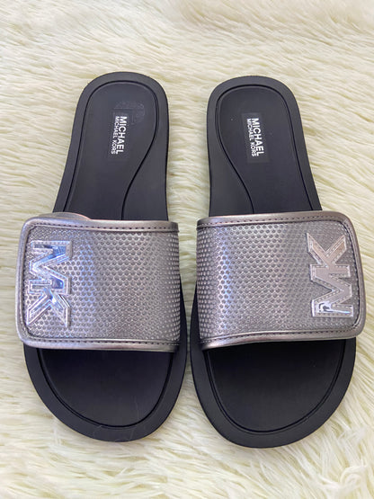 Sandalias MICHAEL KORS original, negra con plateado y letras MK en los lados.