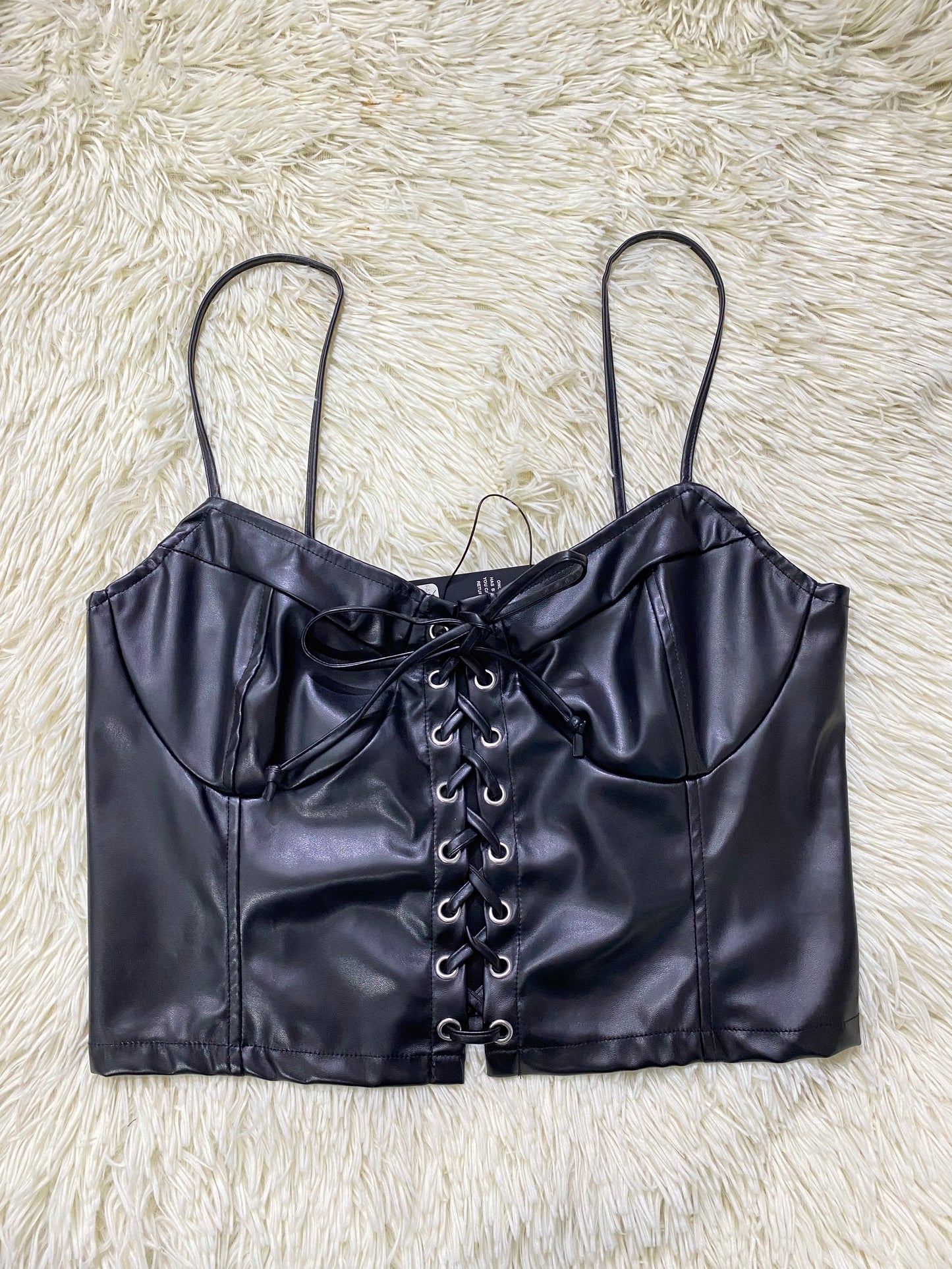Top FASHION NOVA Original, negro en leather con lazos ajustables en el frente.