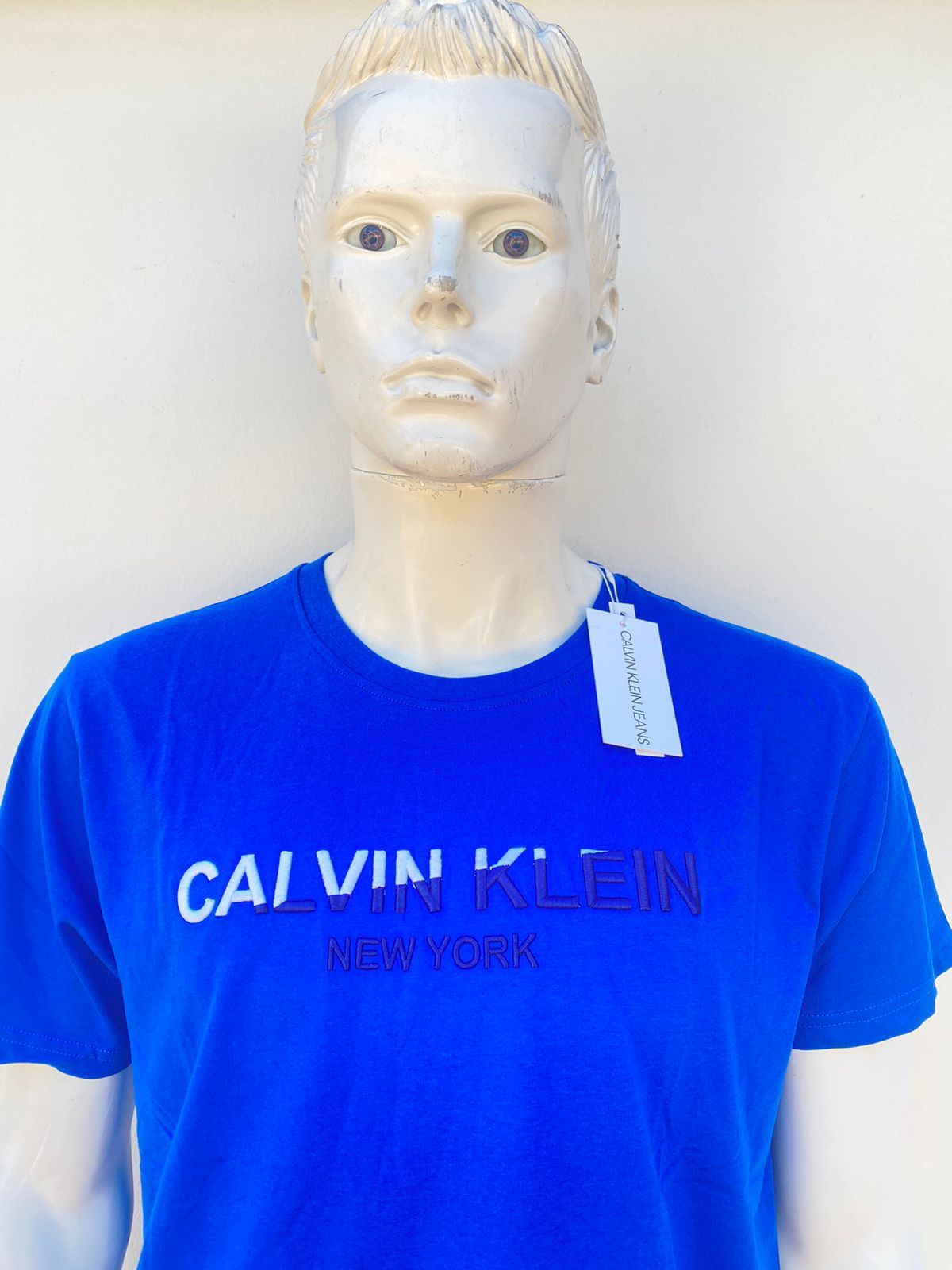 T-shirt Calvin Klein original azul rey con letras CALVIN KLEIN en blanco y azul marino.