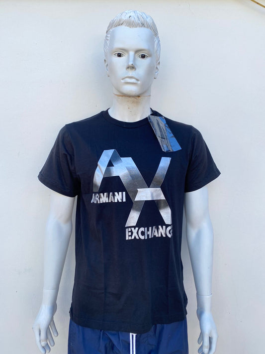 T-shirt Armani Exchange original negro con logotipo de la marca en plateado.