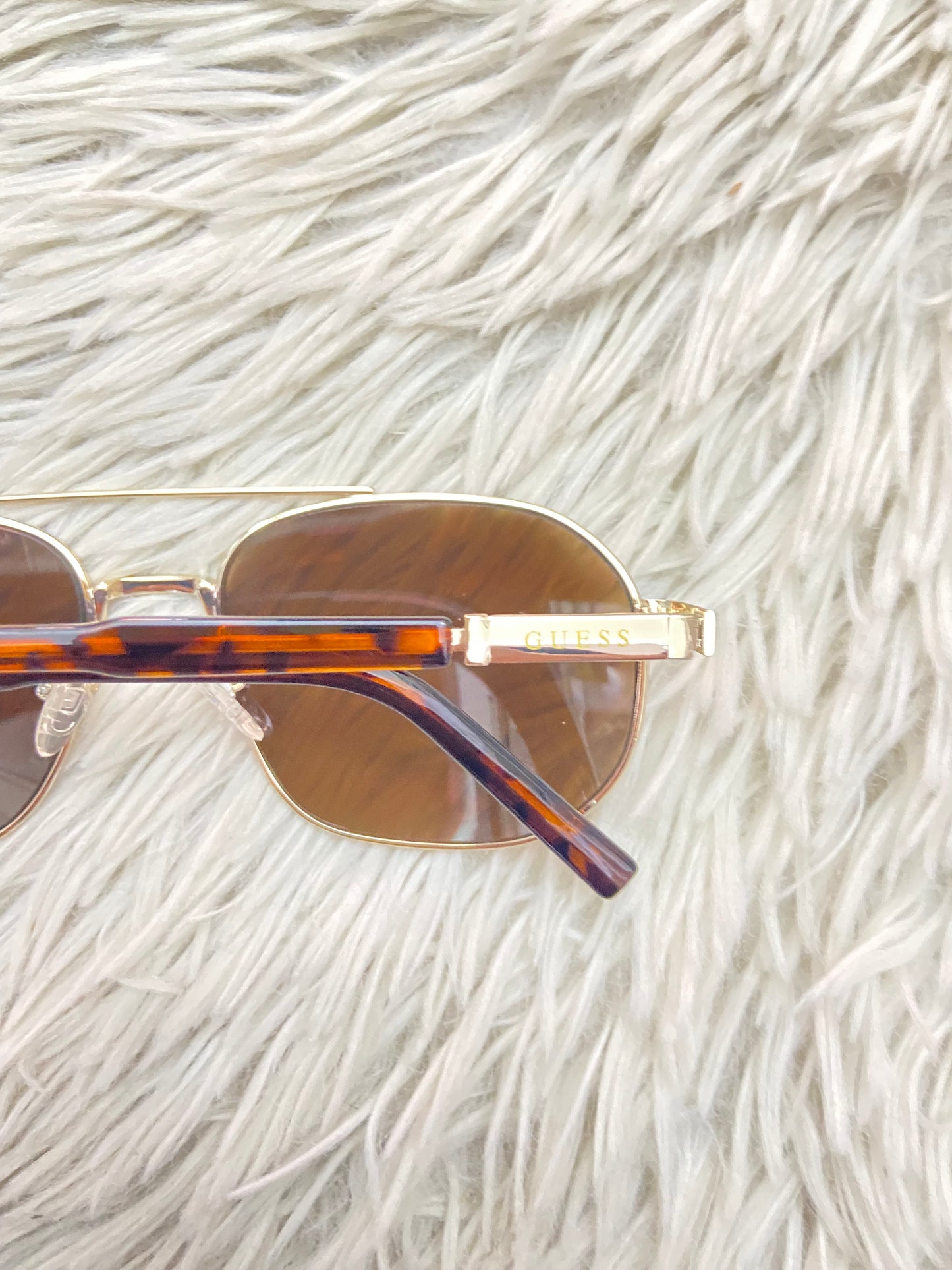 Lentes GUESS original, diseñados con protección UV 100-400 para proteger tu visión. Marrones con montura en animal print, ovalados.