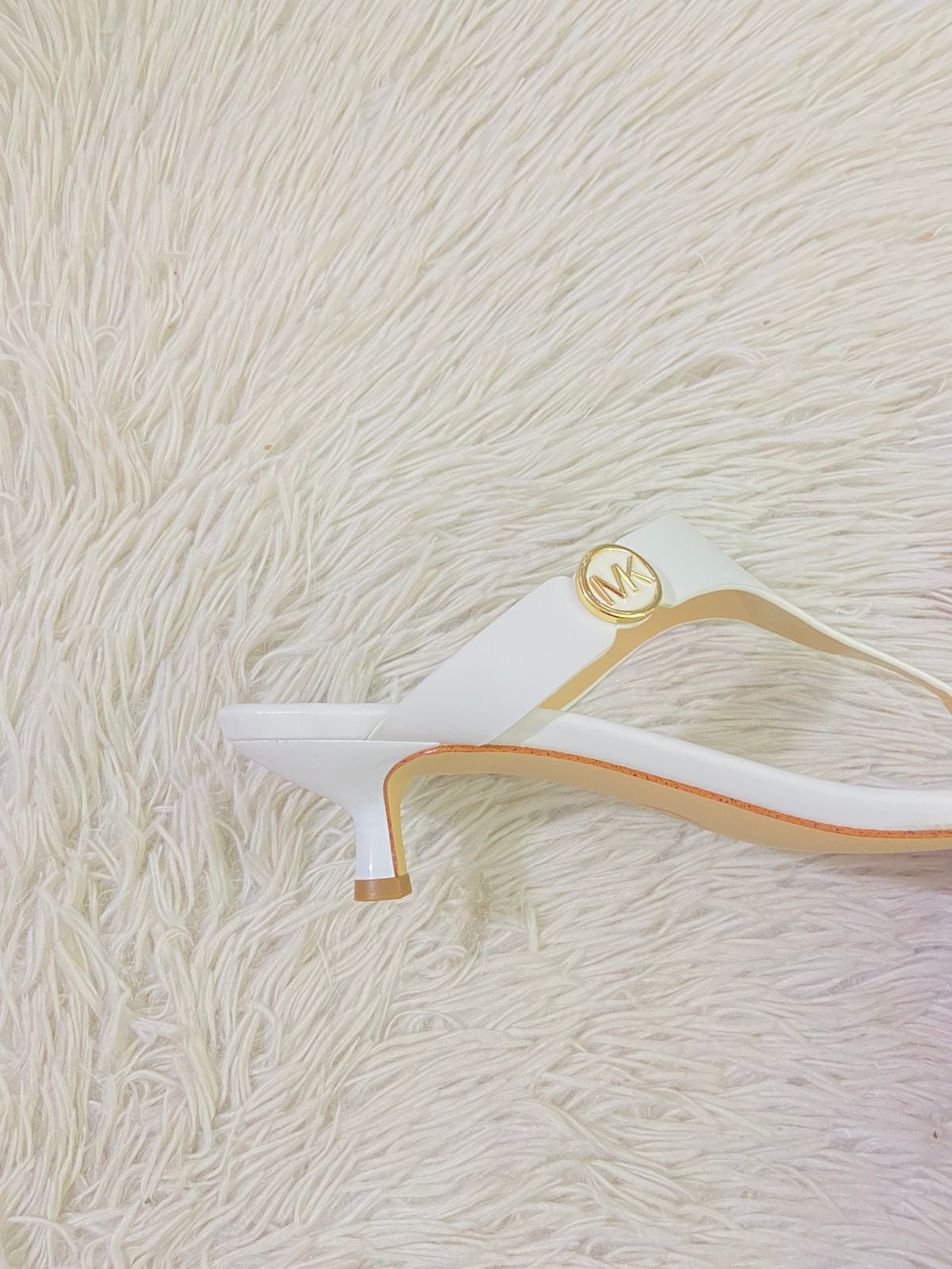 Zapatillas MICHAEL KORS original blanca con placa MK en dorado.