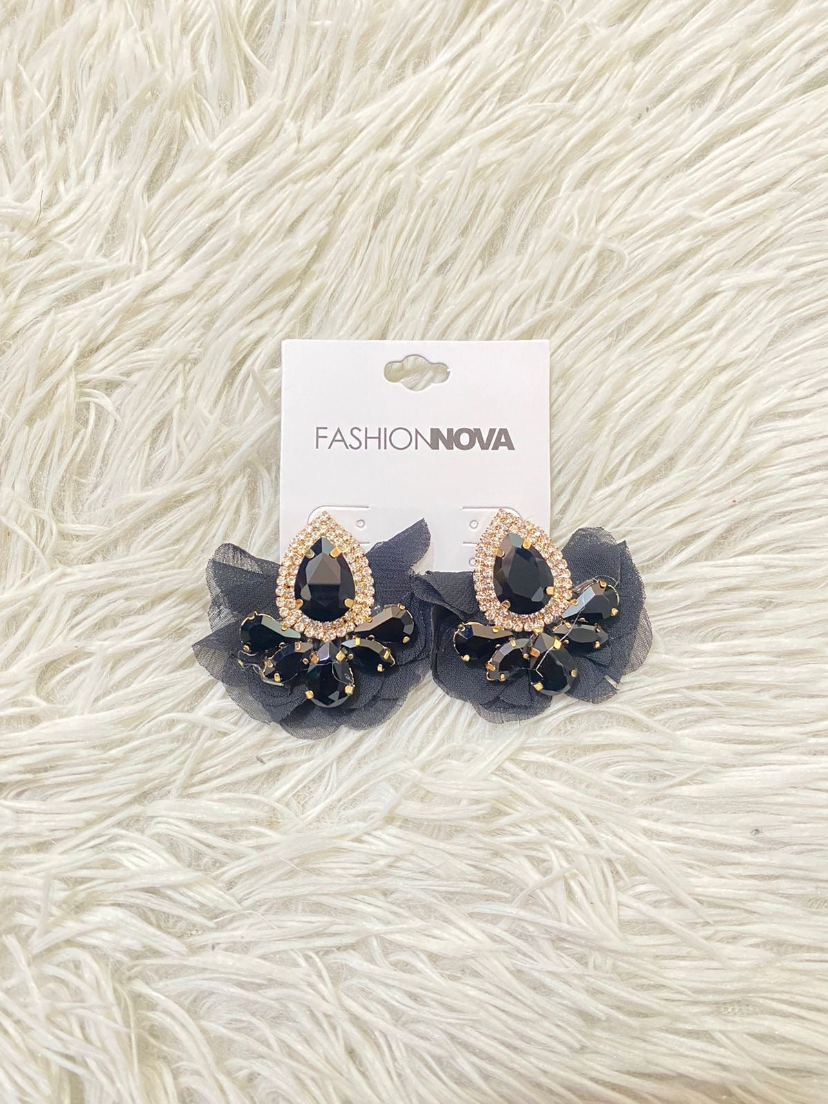 Aretes Fashion Nova original negro con plumitas.