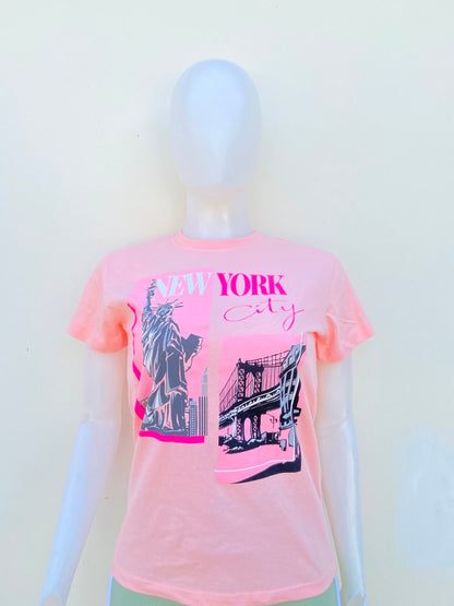 T-shirt rosado con estampado de NEW YORK CITY al frente.