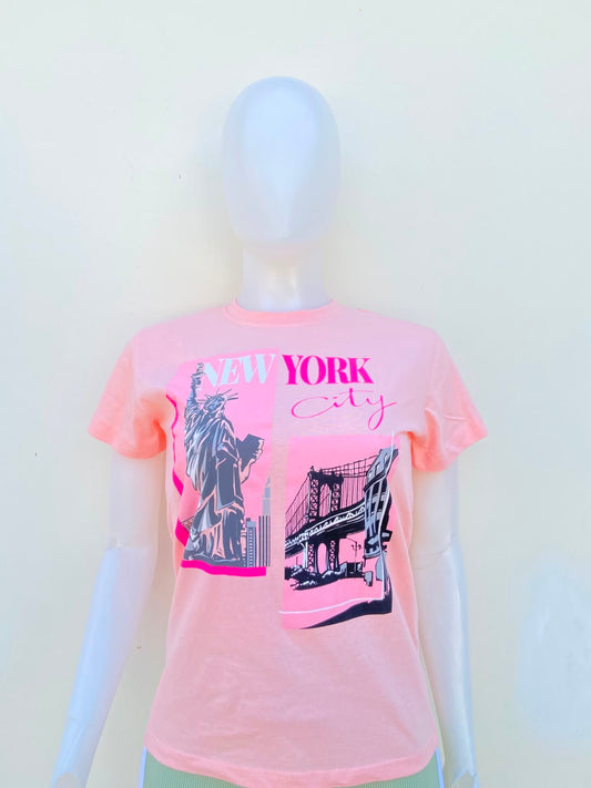 T-shirt rosado con estampado de NEW YORK CITY al frente.