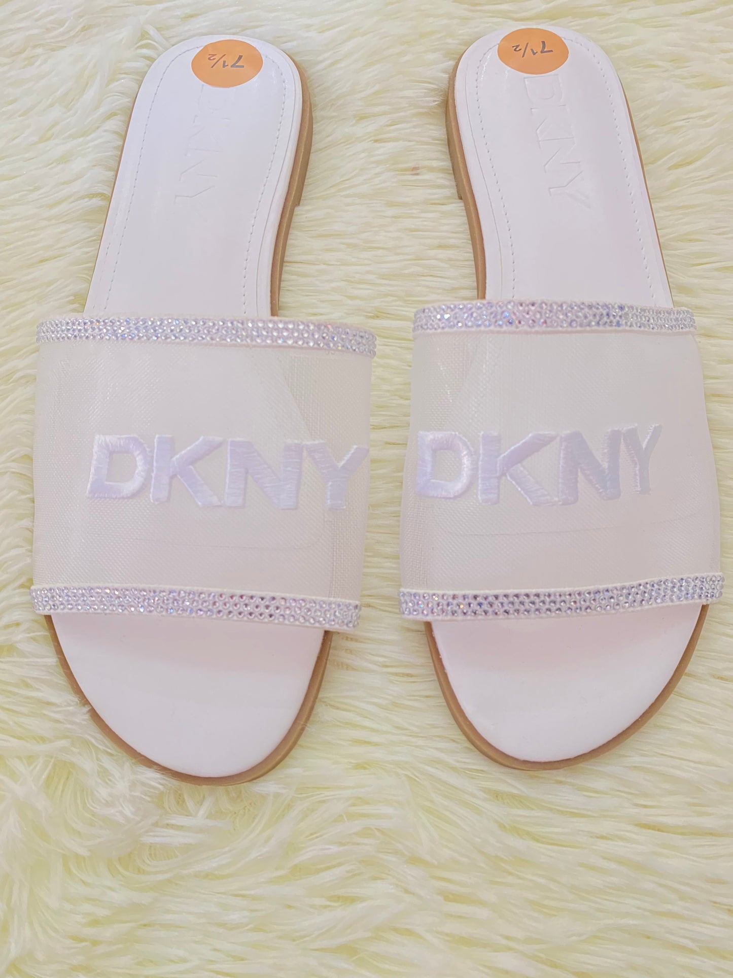 Sandalias DKNY original, blanca con diamantes plateados y suela marron.