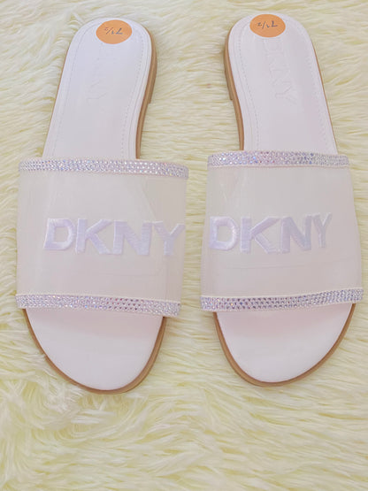 Sandalias DKNY original, blanca con diamantes plateados y suela marron.
