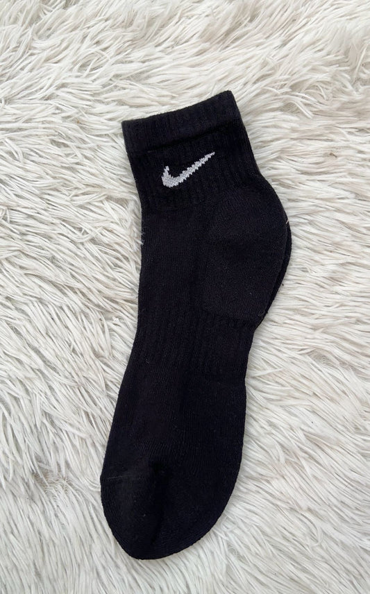Medias Nike Original negra con logotipo blanco de la marca.