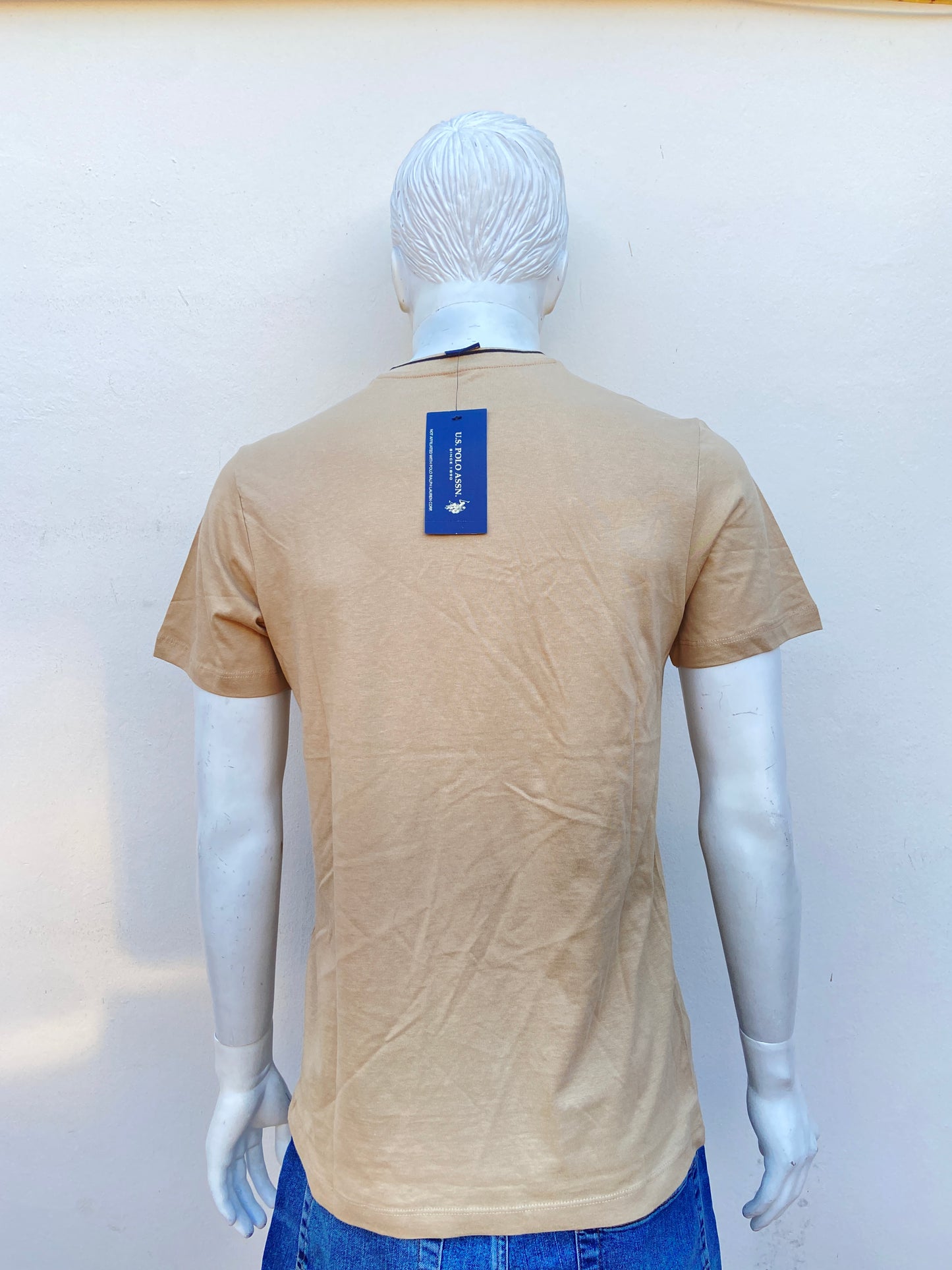 T-shirt U.S Polo original crema  cuello V en azul marino.