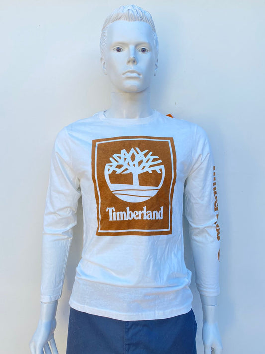 Suéter TIMBERLAND original blanca con estampado de la marca en frente y fondo en marrón.