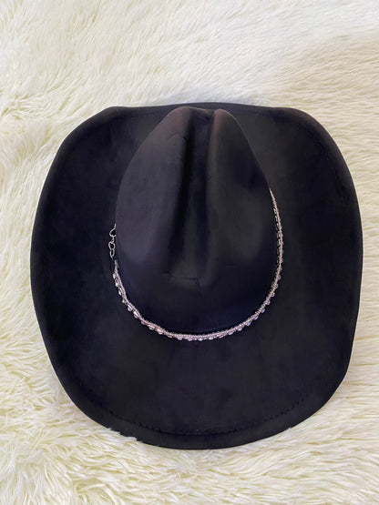 Sombrero, negro con detalle en color plateado con corazón.