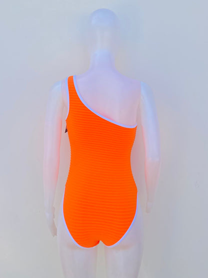 Biquini, naranja neón con líneas en color blanco, de un solo hombro, una pieza.