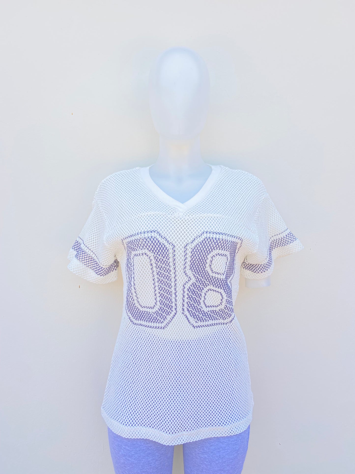 Camisón/ jersey, blanco estilo mallas con el número 08 de en frente.