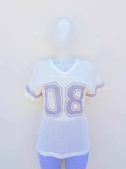Camisón/ jersey, blanco estilo mallas con el número 08 de en frente.