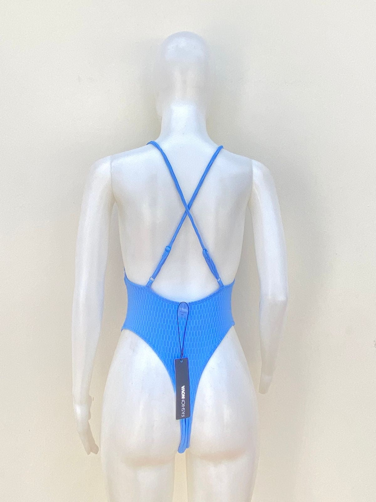 Biquini, azul cielo con escote en frente y lazos cruzados en la parte trasera, una pieza.
