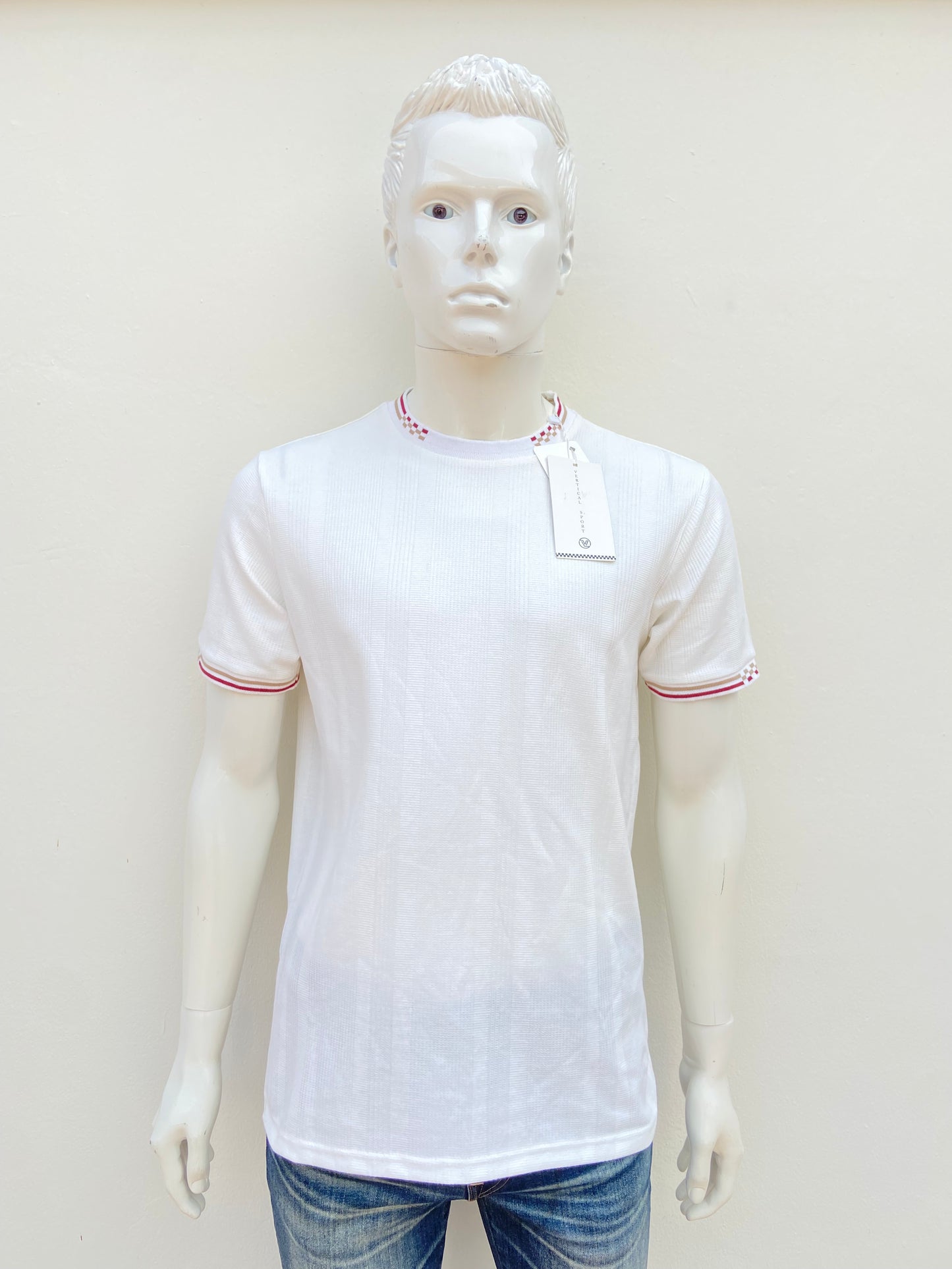 T-shirt VERTICAL SPORT original, blanco hueso ( IVORY) con cuello en color crema y rojo vino.